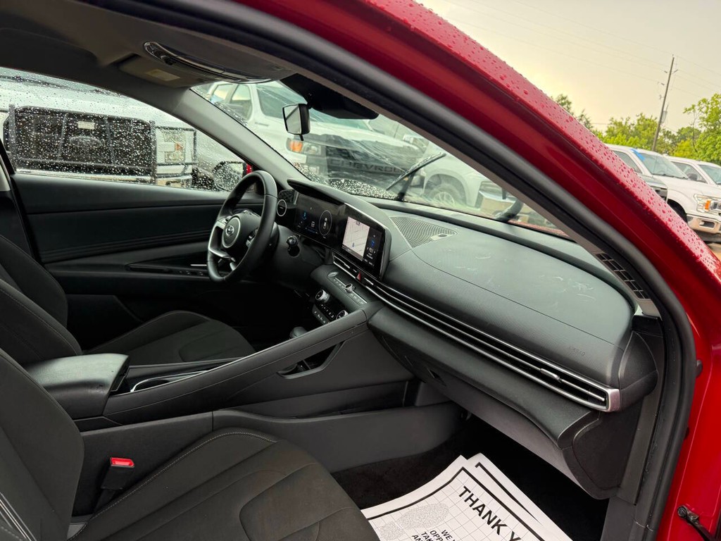 Hyundai Elantra Vehicle Full-screen Gallery Image 09