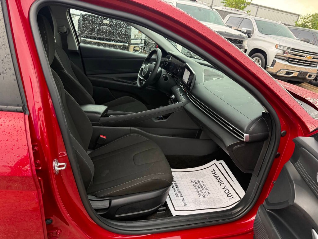 Hyundai Elantra Vehicle Full-screen Gallery Image 10