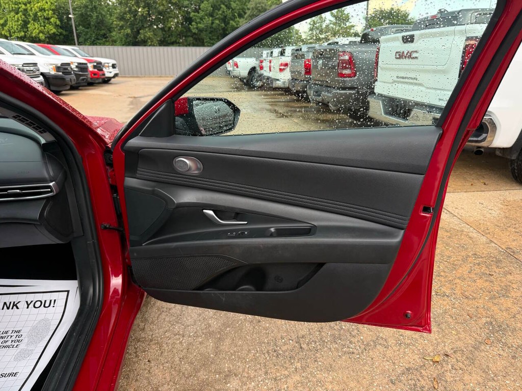 Hyundai Elantra Vehicle Full-screen Gallery Image 11