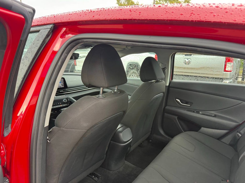 Hyundai Elantra Vehicle Full-screen Gallery Image 12