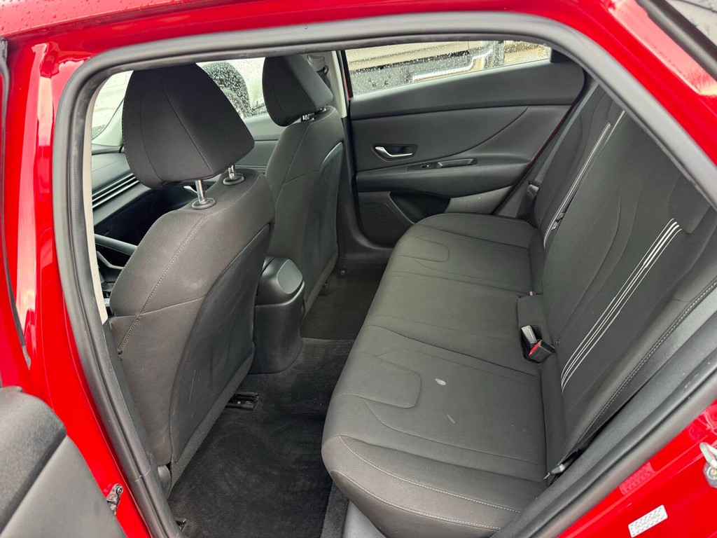 Hyundai Elantra Vehicle Full-screen Gallery Image 13