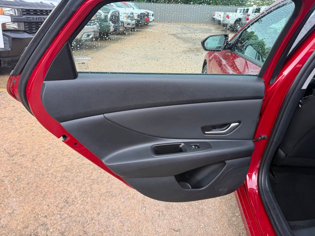 Hyundai Elantra Vehicle Full-screen Gallery Image 14