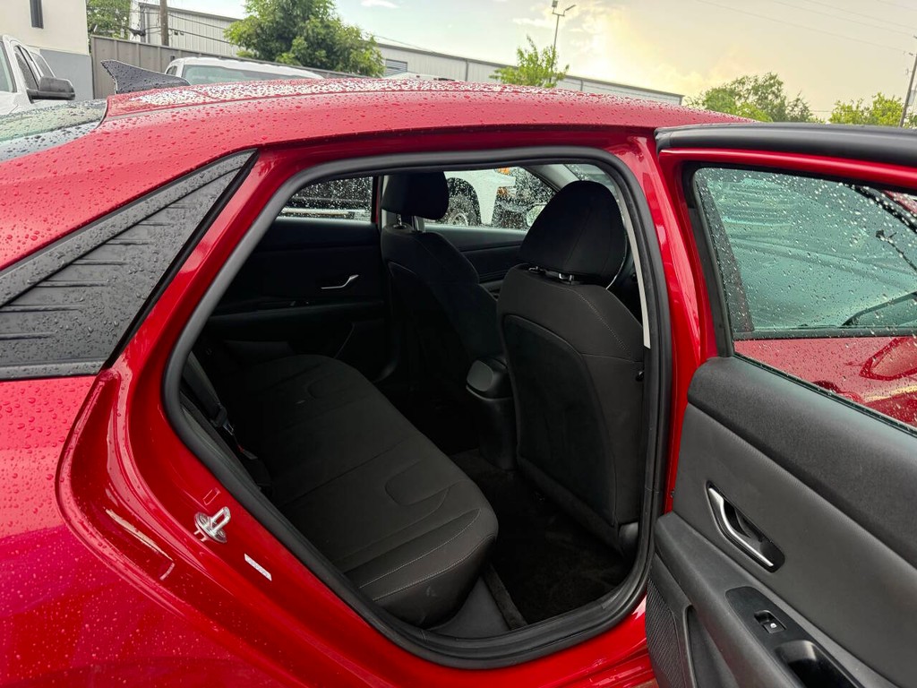 Hyundai Elantra Vehicle Full-screen Gallery Image 15
