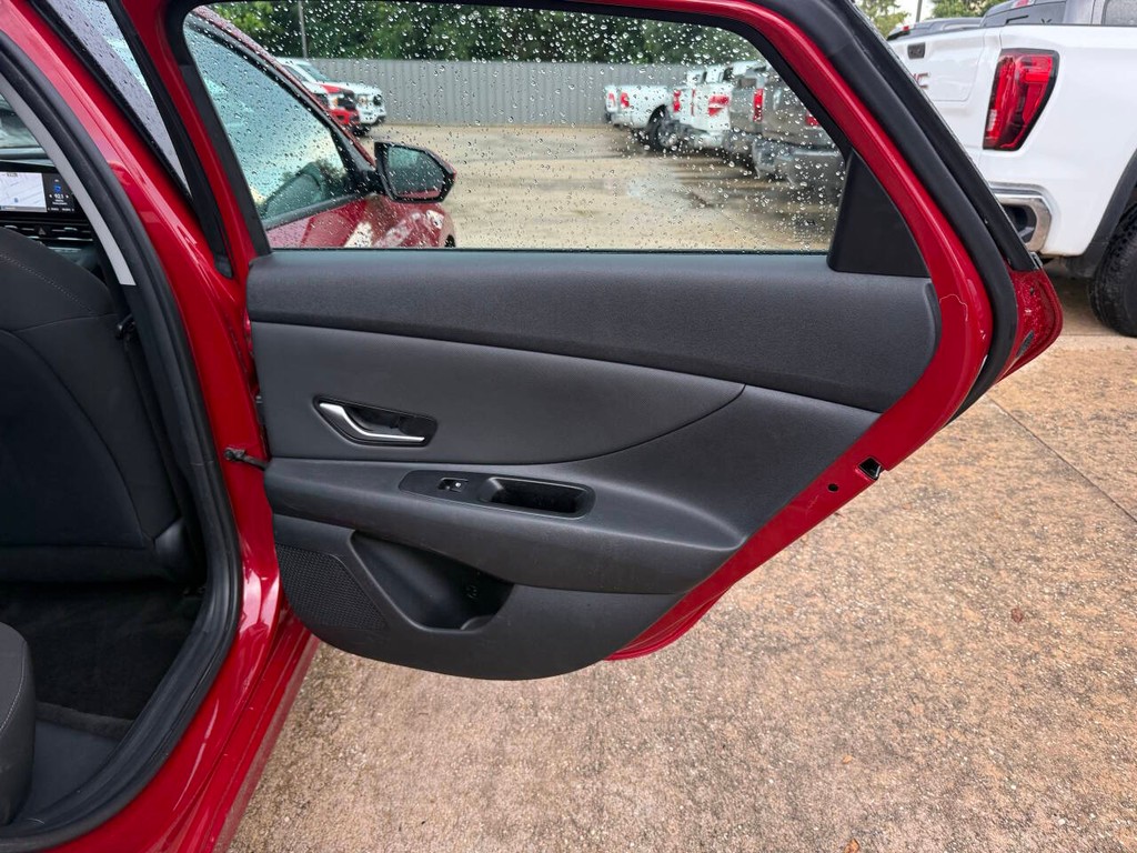 Hyundai Elantra Vehicle Full-screen Gallery Image 16