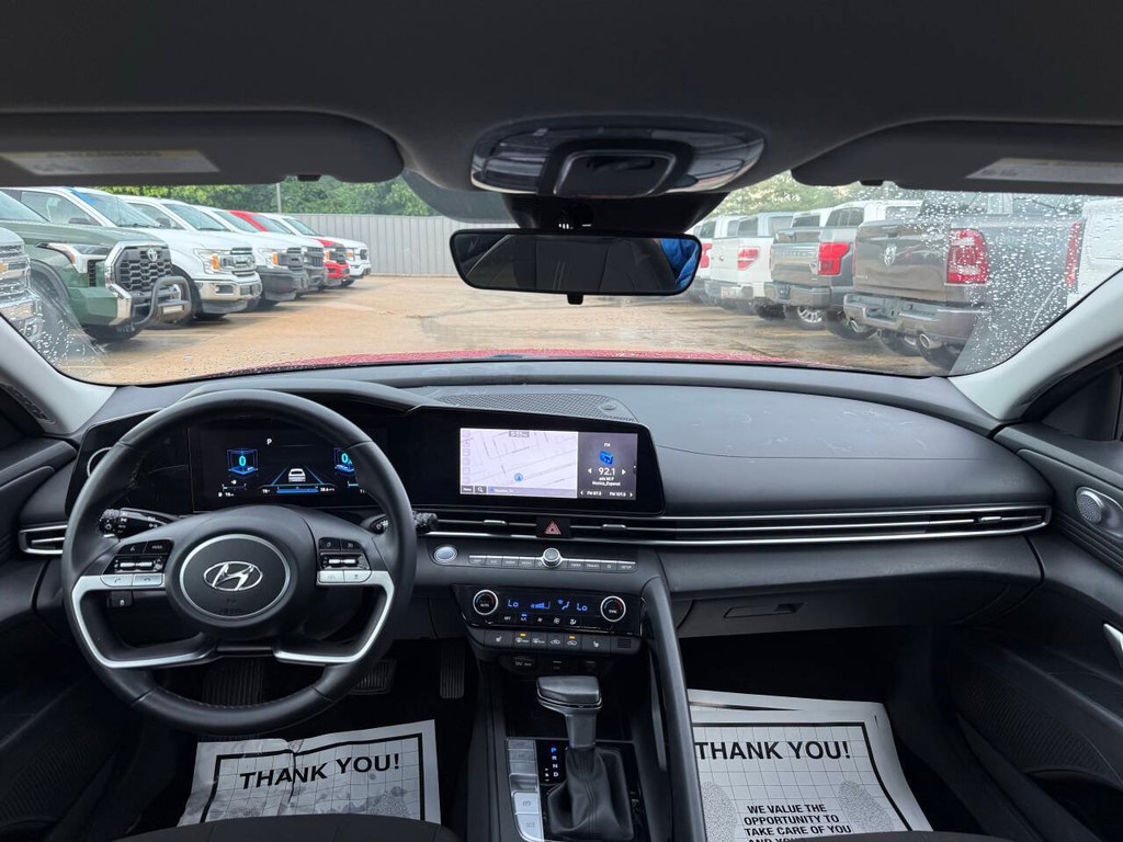 Hyundai Elantra Vehicle Full-screen Gallery Image 17