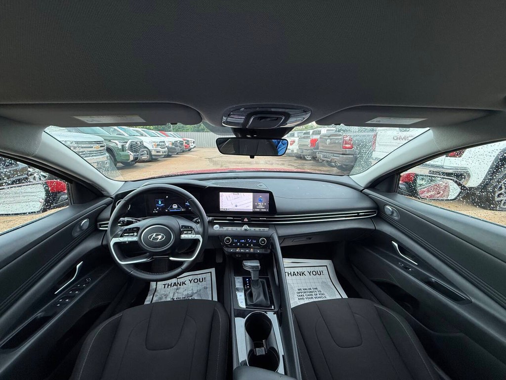 Hyundai Elantra Vehicle Full-screen Gallery Image 18