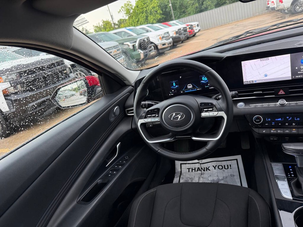 Hyundai Elantra Vehicle Full-screen Gallery Image 19