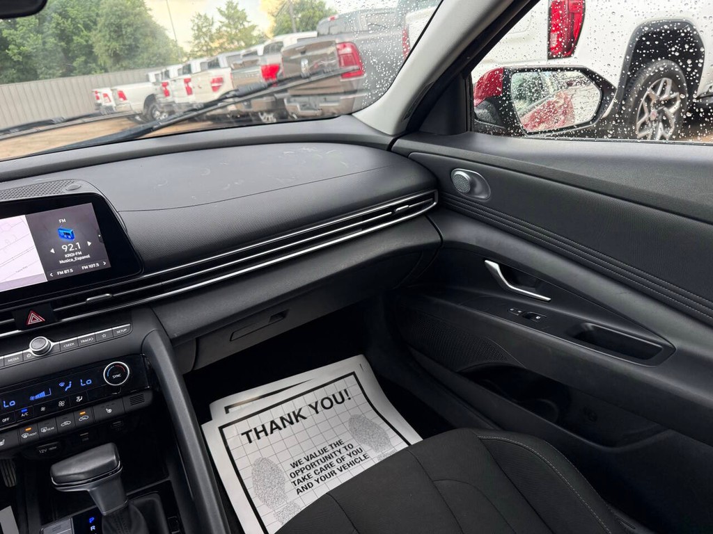 Hyundai Elantra Vehicle Full-screen Gallery Image 20