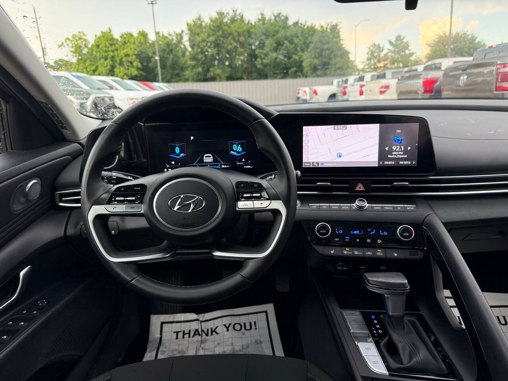 Hyundai Elantra Vehicle Full-screen Gallery Image 21