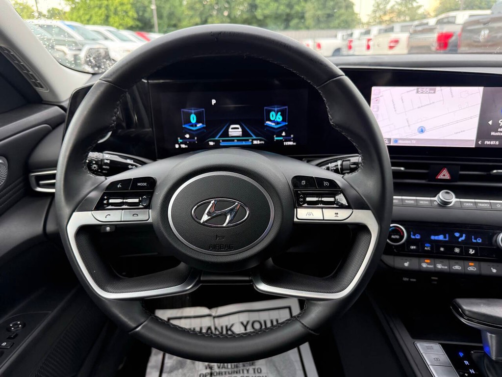 Hyundai Elantra Vehicle Full-screen Gallery Image 22