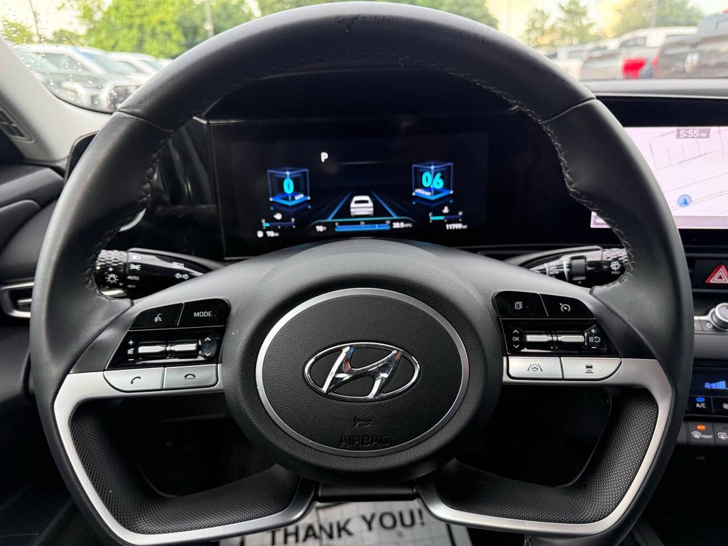 Hyundai Elantra Vehicle Full-screen Gallery Image 23