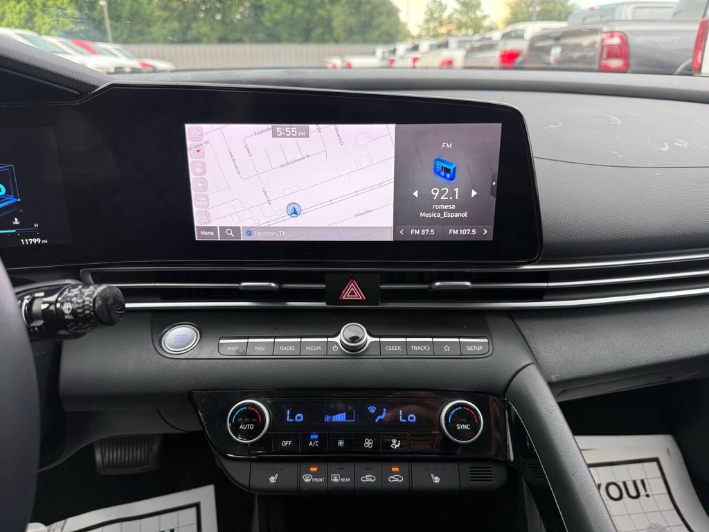 Hyundai Elantra Vehicle Full-screen Gallery Image 24