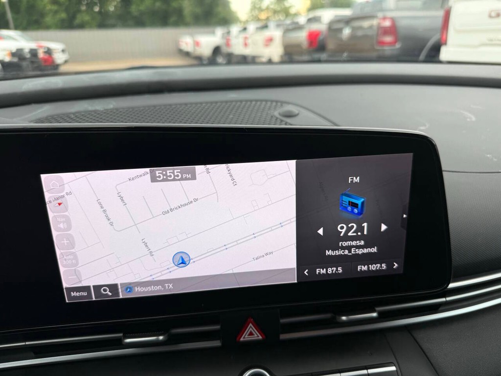 Hyundai Elantra Vehicle Full-screen Gallery Image 25
