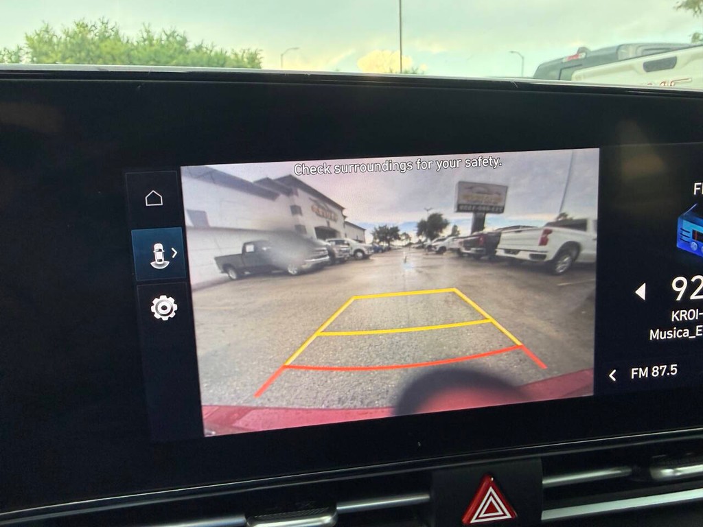 Hyundai Elantra Vehicle Full-screen Gallery Image 26