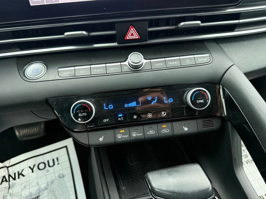 Hyundai Elantra Vehicle Full-screen Gallery Image 27