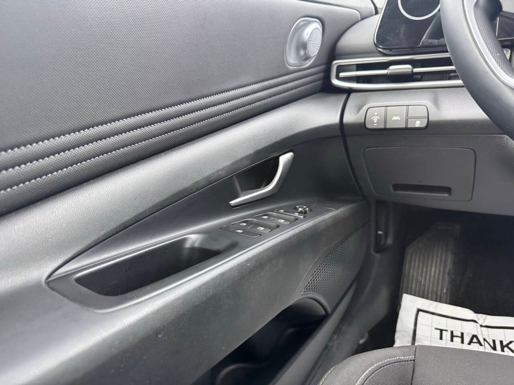 Hyundai Elantra Vehicle Full-screen Gallery Image 30