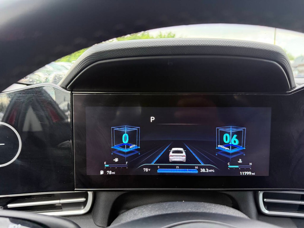 Hyundai Elantra Vehicle Full-screen Gallery Image 31