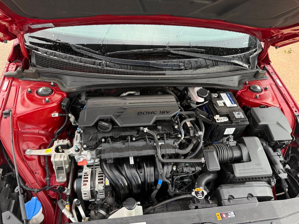 Hyundai Elantra Vehicle Full-screen Gallery Image 34