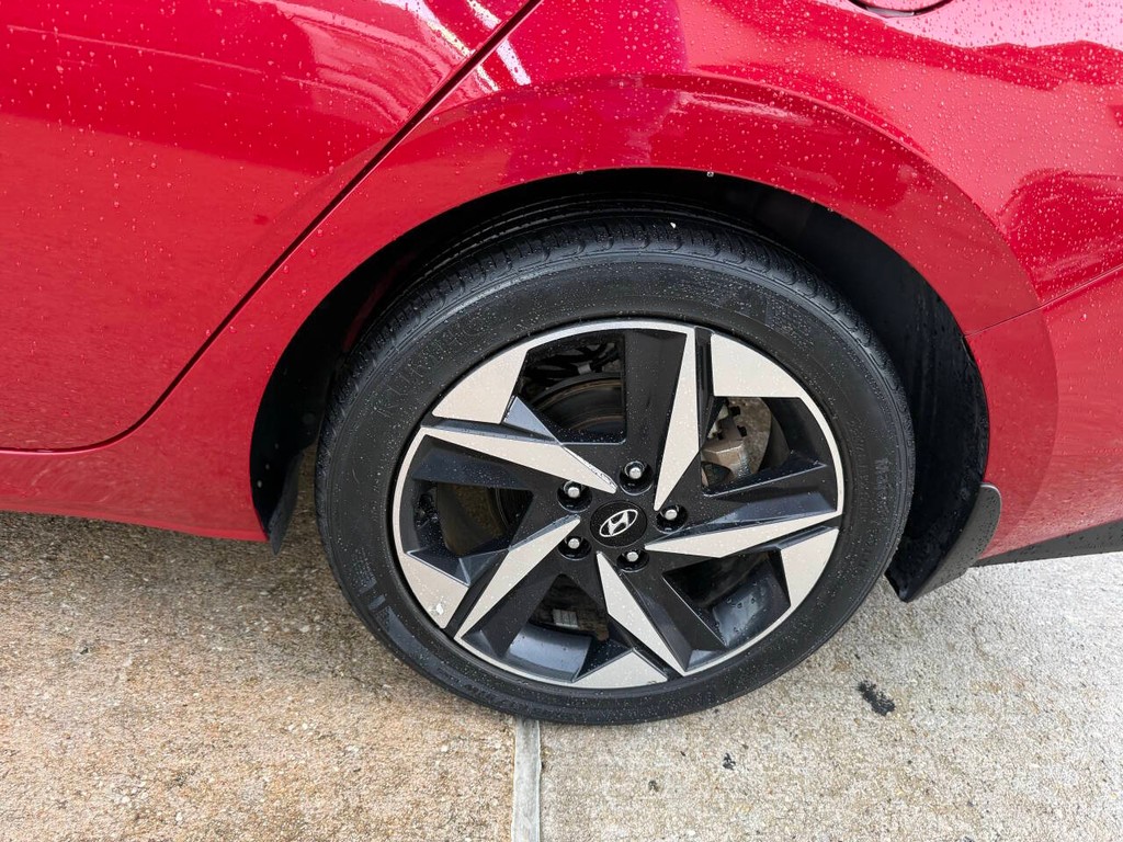 Hyundai Elantra Vehicle Full-screen Gallery Image 35