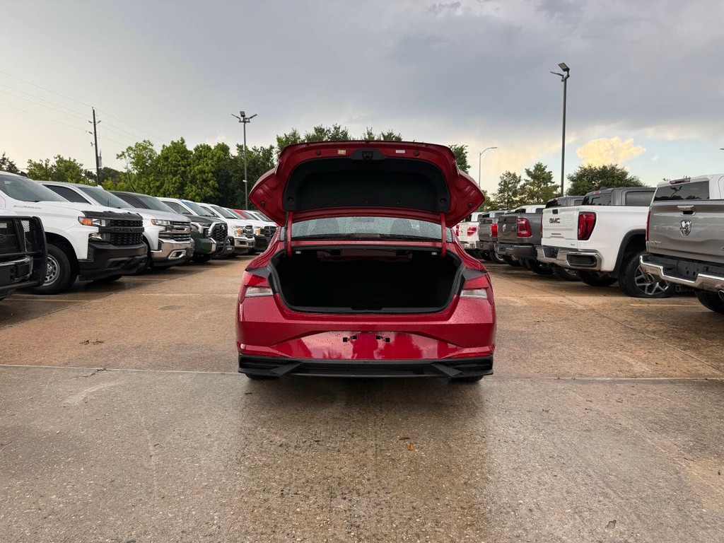 Hyundai Elantra Vehicle Full-screen Gallery Image 36