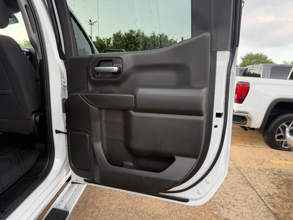 Chevrolet Silverado 1500 Vehicle Full-screen Gallery Image 16
