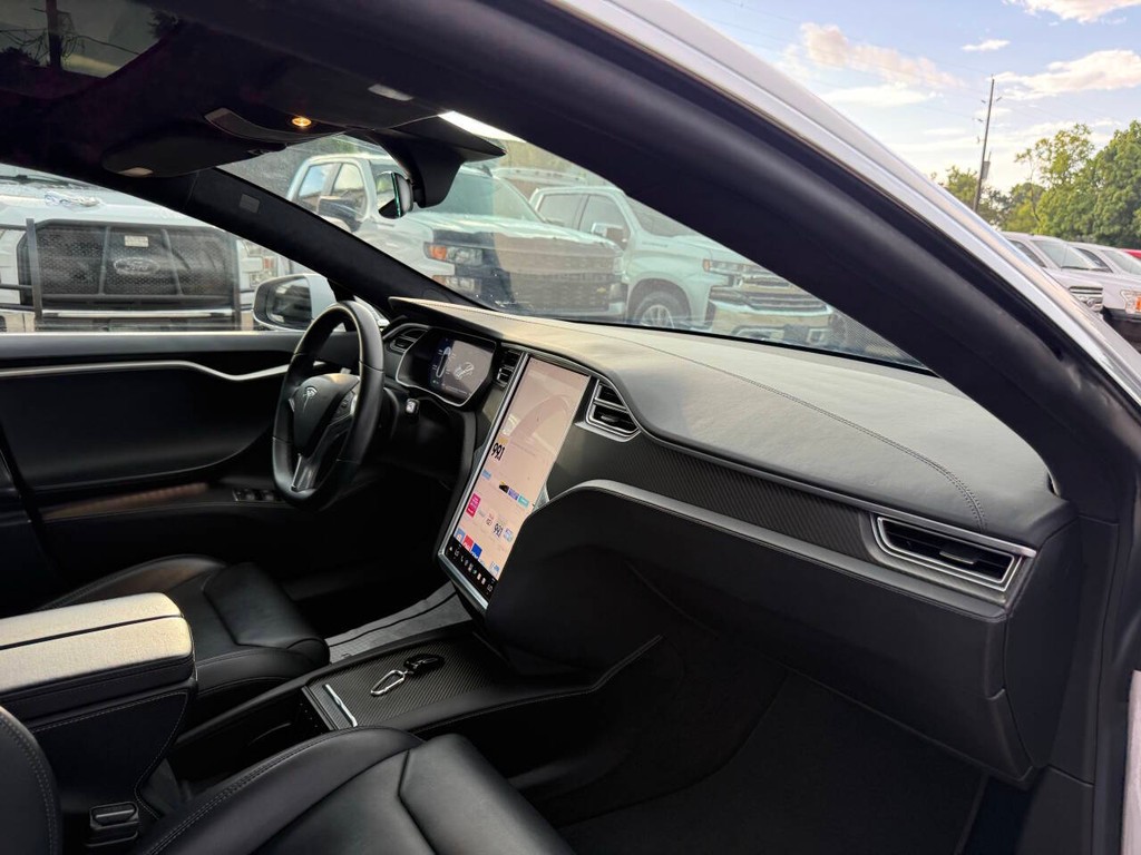 Tesla Model S Vehicle Full-screen Gallery Image 09