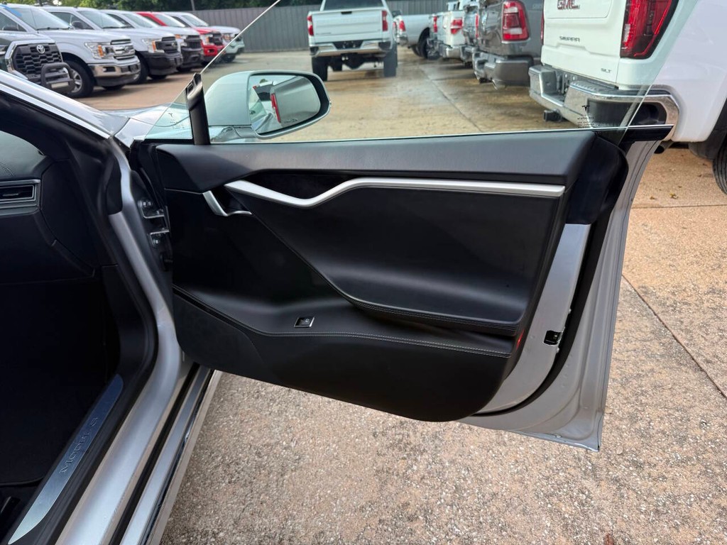 Tesla Model S Vehicle Full-screen Gallery Image 11