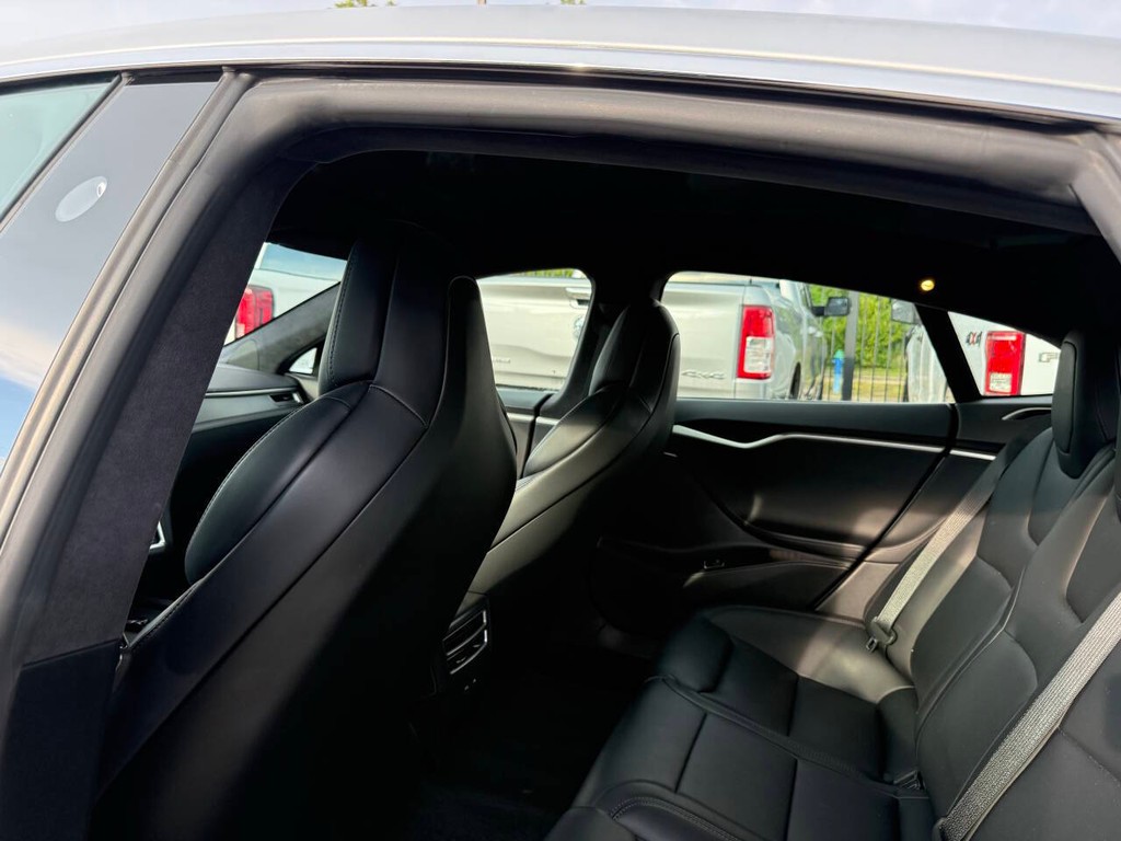 Tesla Model S Vehicle Full-screen Gallery Image 12