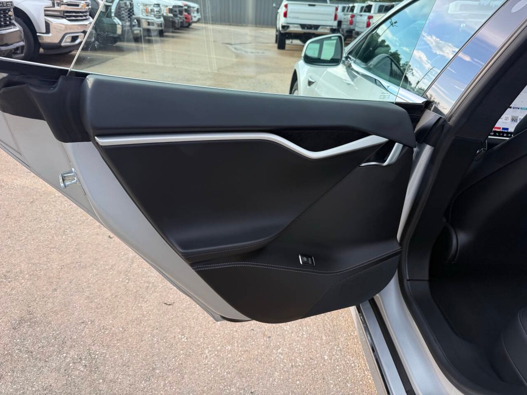 Tesla Model S Vehicle Full-screen Gallery Image 14