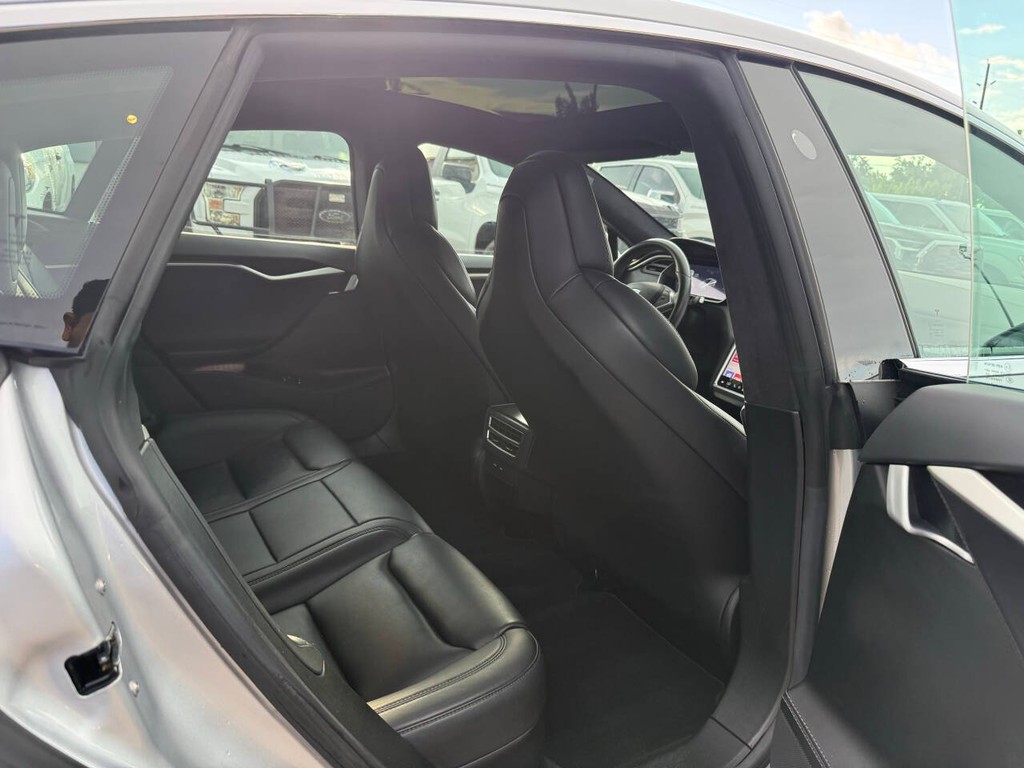 Tesla Model S Vehicle Full-screen Gallery Image 15