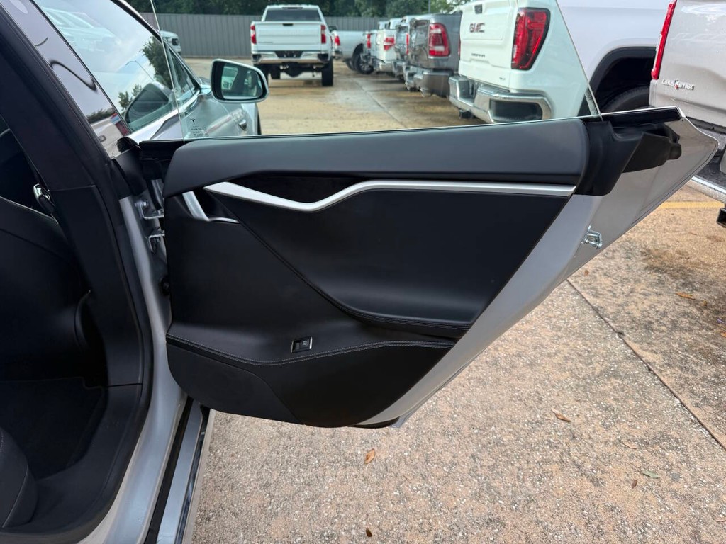 Tesla Model S Vehicle Full-screen Gallery Image 16
