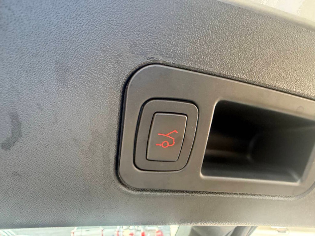 Tesla Model S Vehicle Full-screen Gallery Image 39