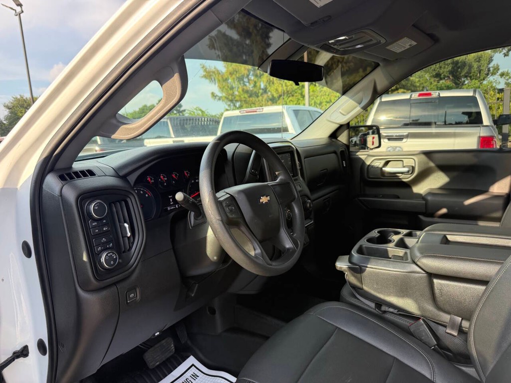 Chevrolet Silverado 1500 Vehicle Full-screen Gallery Image 06