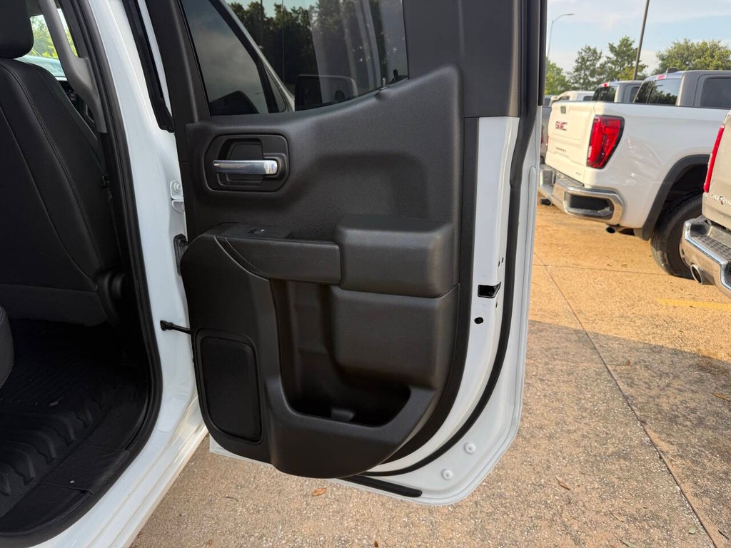 Chevrolet Silverado 1500 Vehicle Full-screen Gallery Image 16
