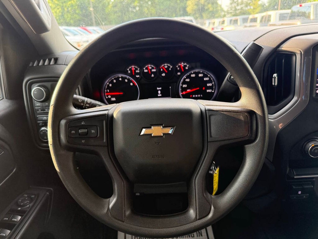 Chevrolet Silverado 1500 Vehicle Full-screen Gallery Image 23