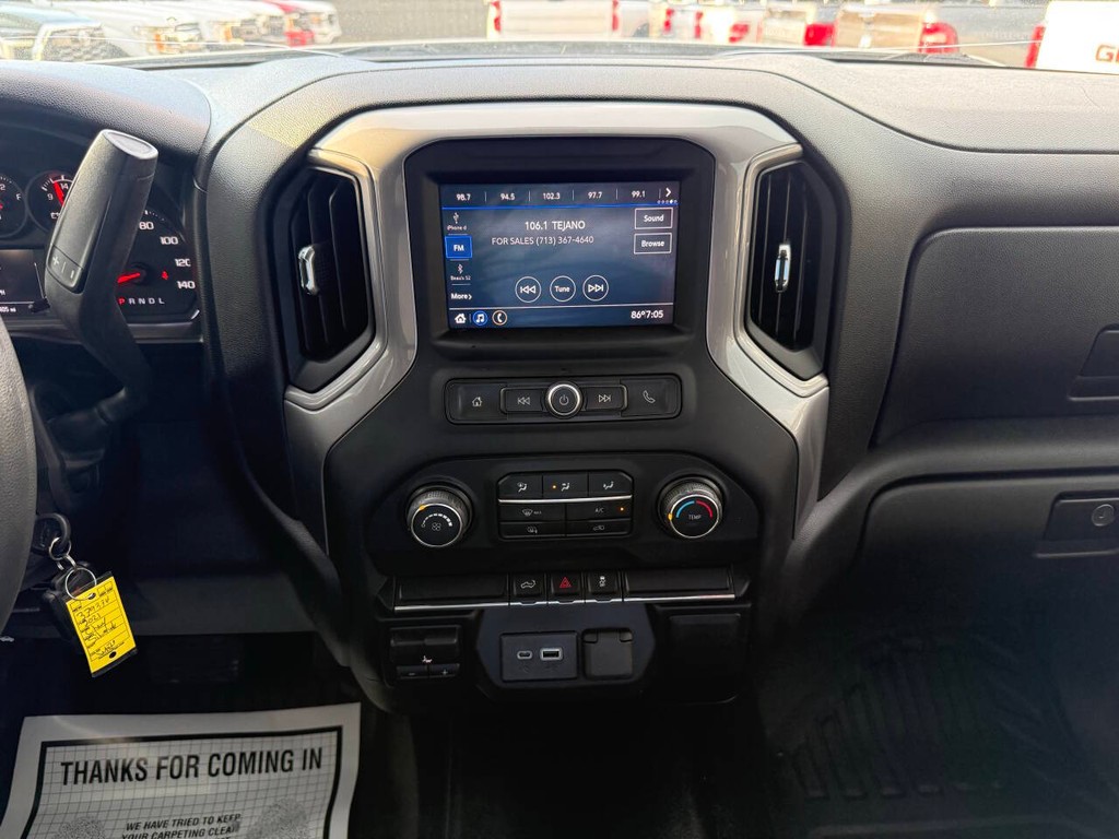 Chevrolet Silverado 1500 Vehicle Full-screen Gallery Image 24