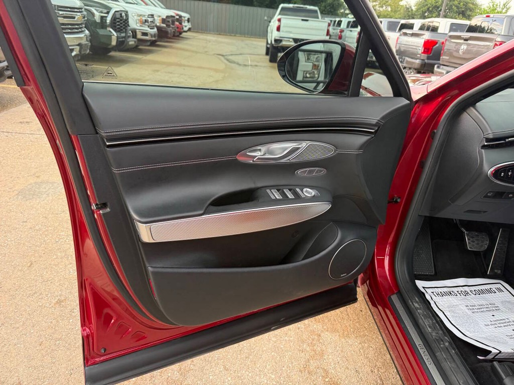 Genesis GV70 Vehicle Full-screen Gallery Image 08