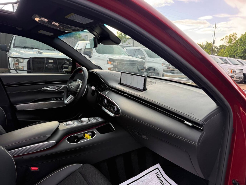 Genesis GV70 Vehicle Full-screen Gallery Image 09