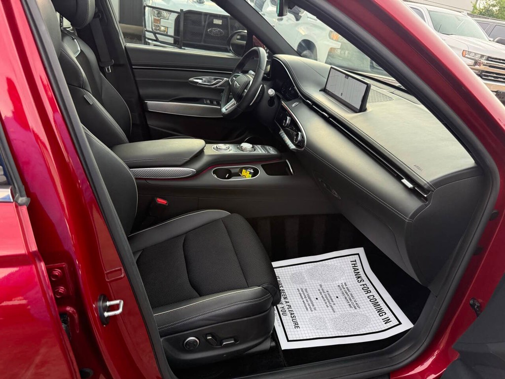 Genesis GV70 Vehicle Full-screen Gallery Image 10