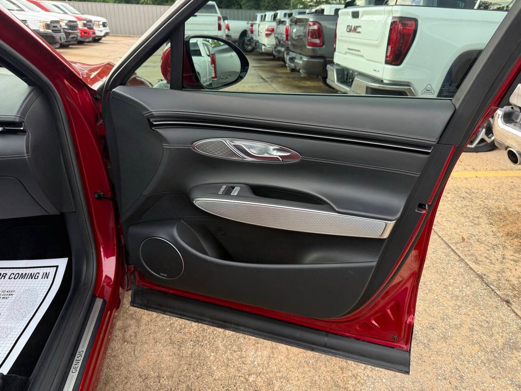 Genesis GV70 Vehicle Full-screen Gallery Image 11