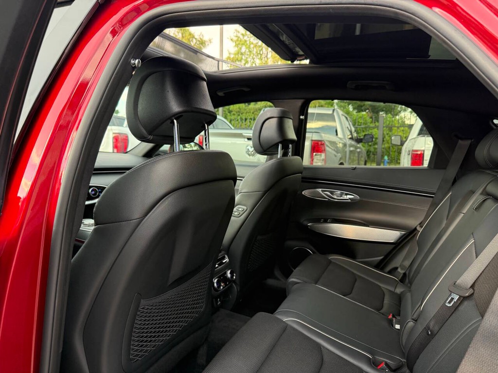 Genesis GV70 Vehicle Full-screen Gallery Image 12