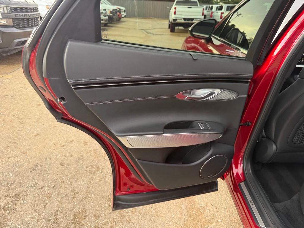 Genesis GV70 Vehicle Full-screen Gallery Image 14