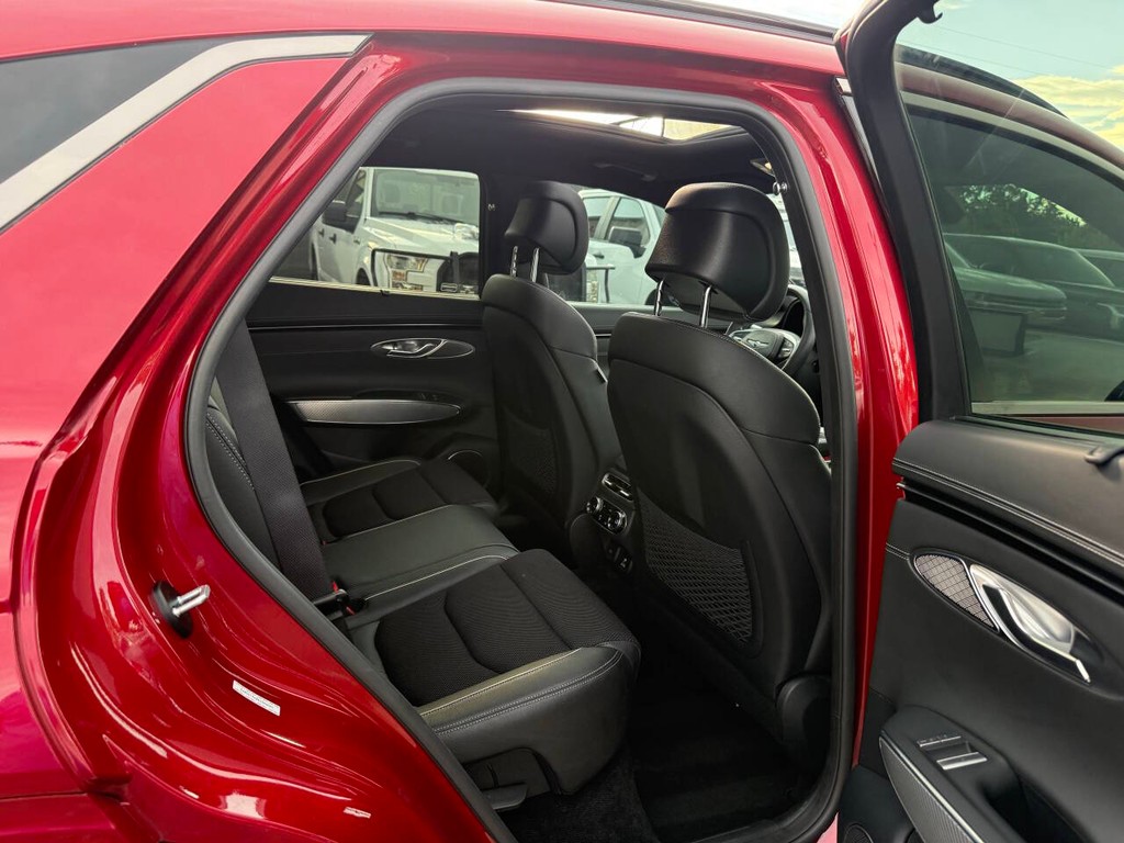 Genesis GV70 Vehicle Full-screen Gallery Image 15