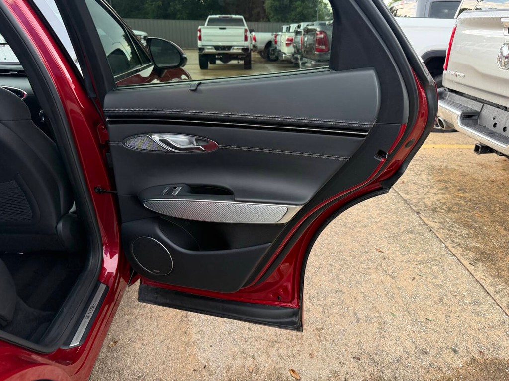 Genesis GV70 Vehicle Full-screen Gallery Image 16
