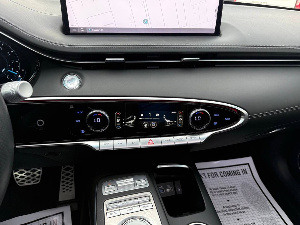 Genesis GV70 Vehicle Full-screen Gallery Image 27