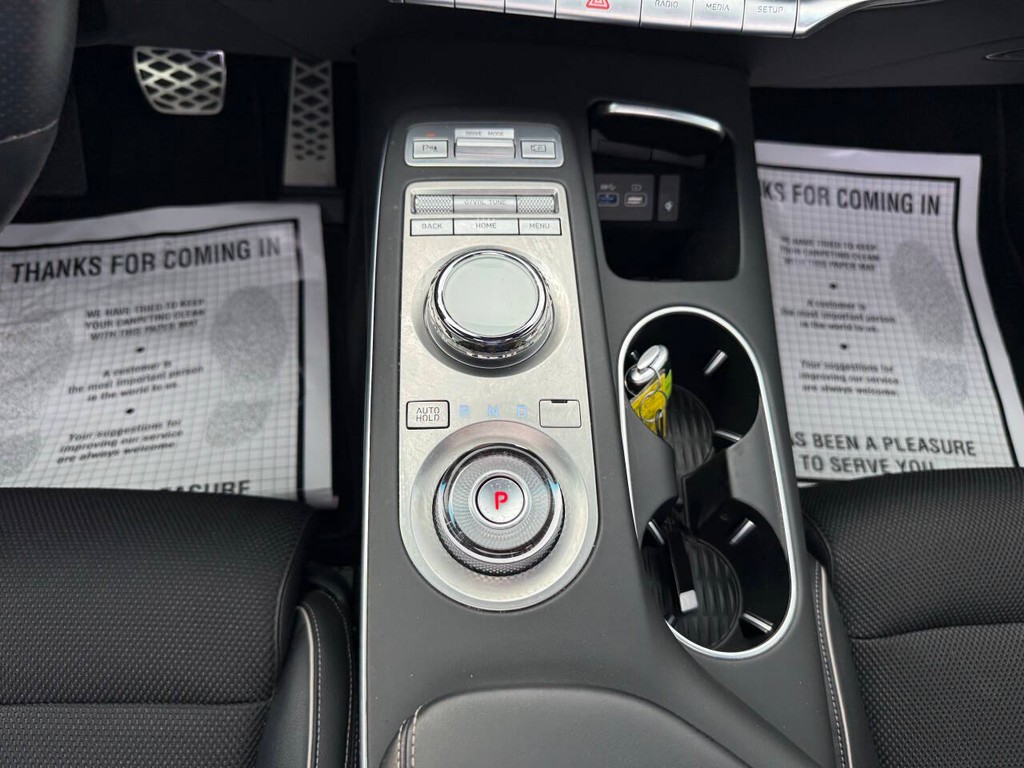 Genesis GV70 Vehicle Full-screen Gallery Image 28