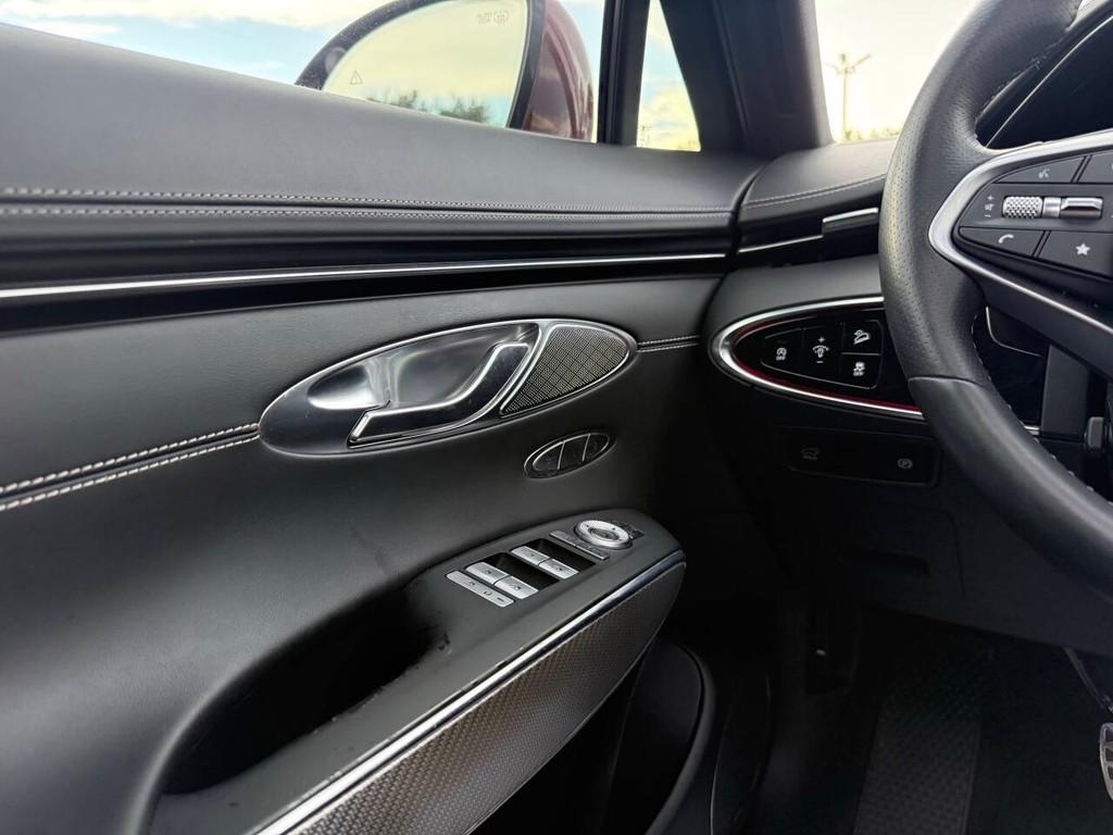Genesis GV70 Vehicle Full-screen Gallery Image 30