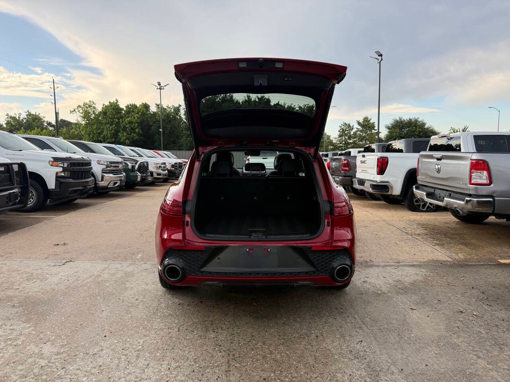 Genesis GV70 Vehicle Full-screen Gallery Image 37