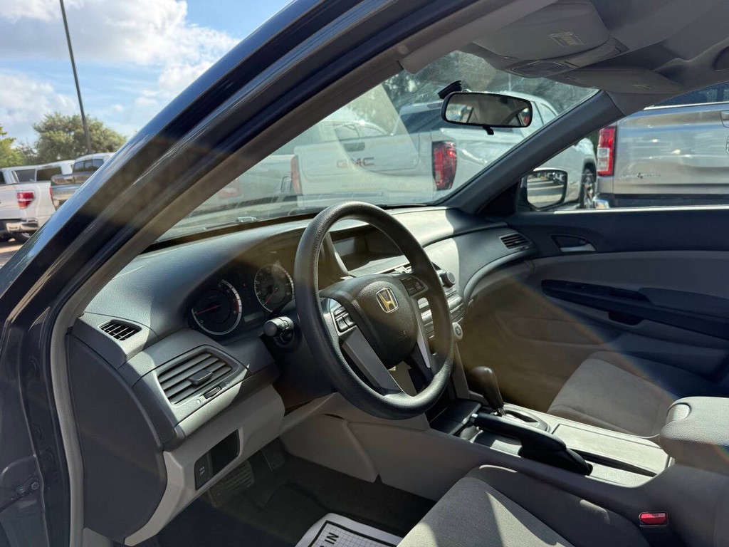 Honda Accord Sedan Vehicle Full-screen Gallery Image 06
