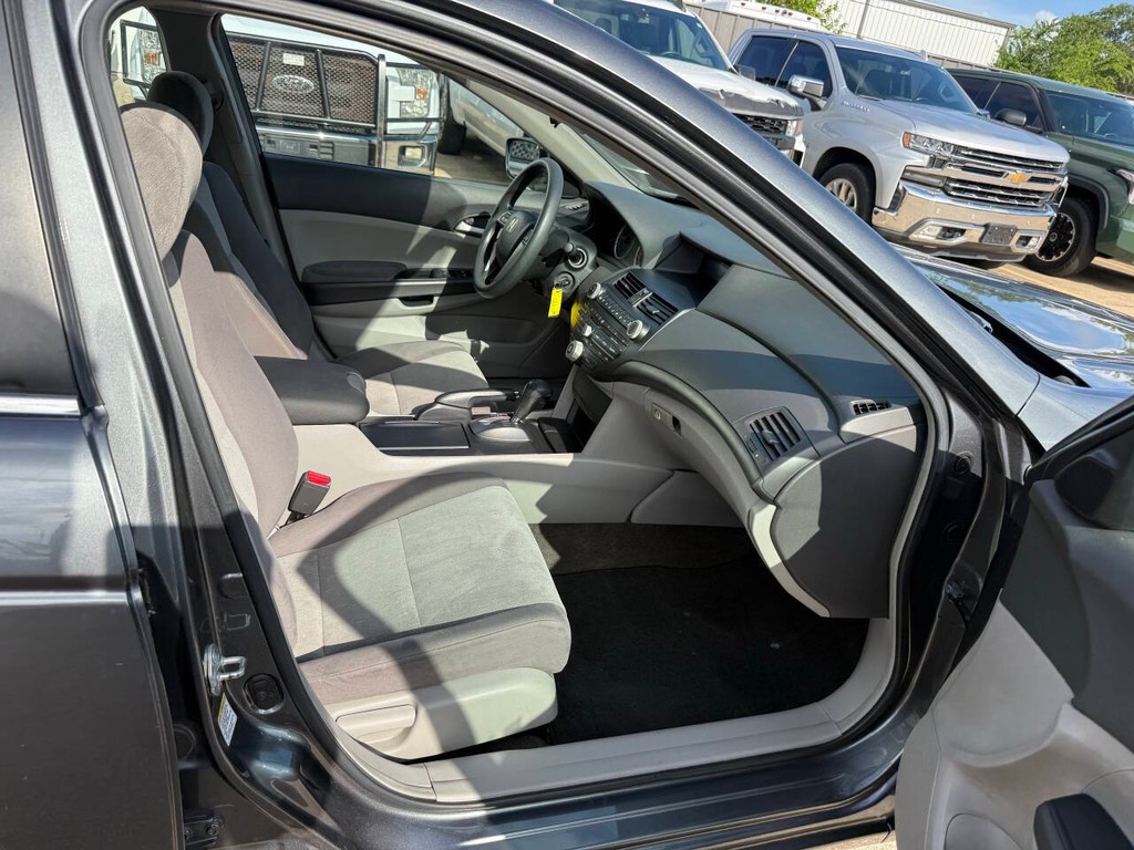 Honda Accord Sedan Vehicle Full-screen Gallery Image 10